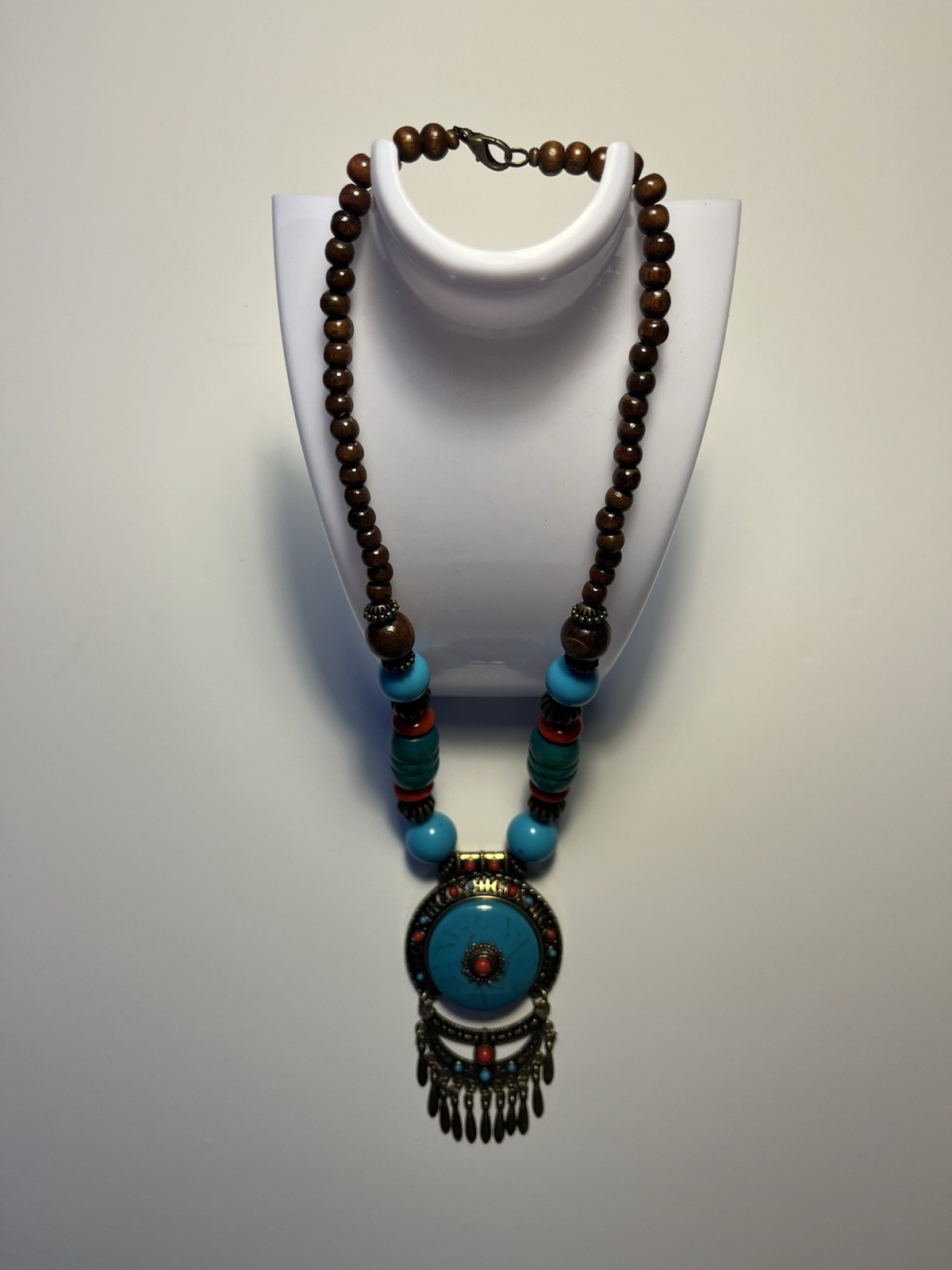 Beaded Necklace w/Pendant plus 5 Braclets