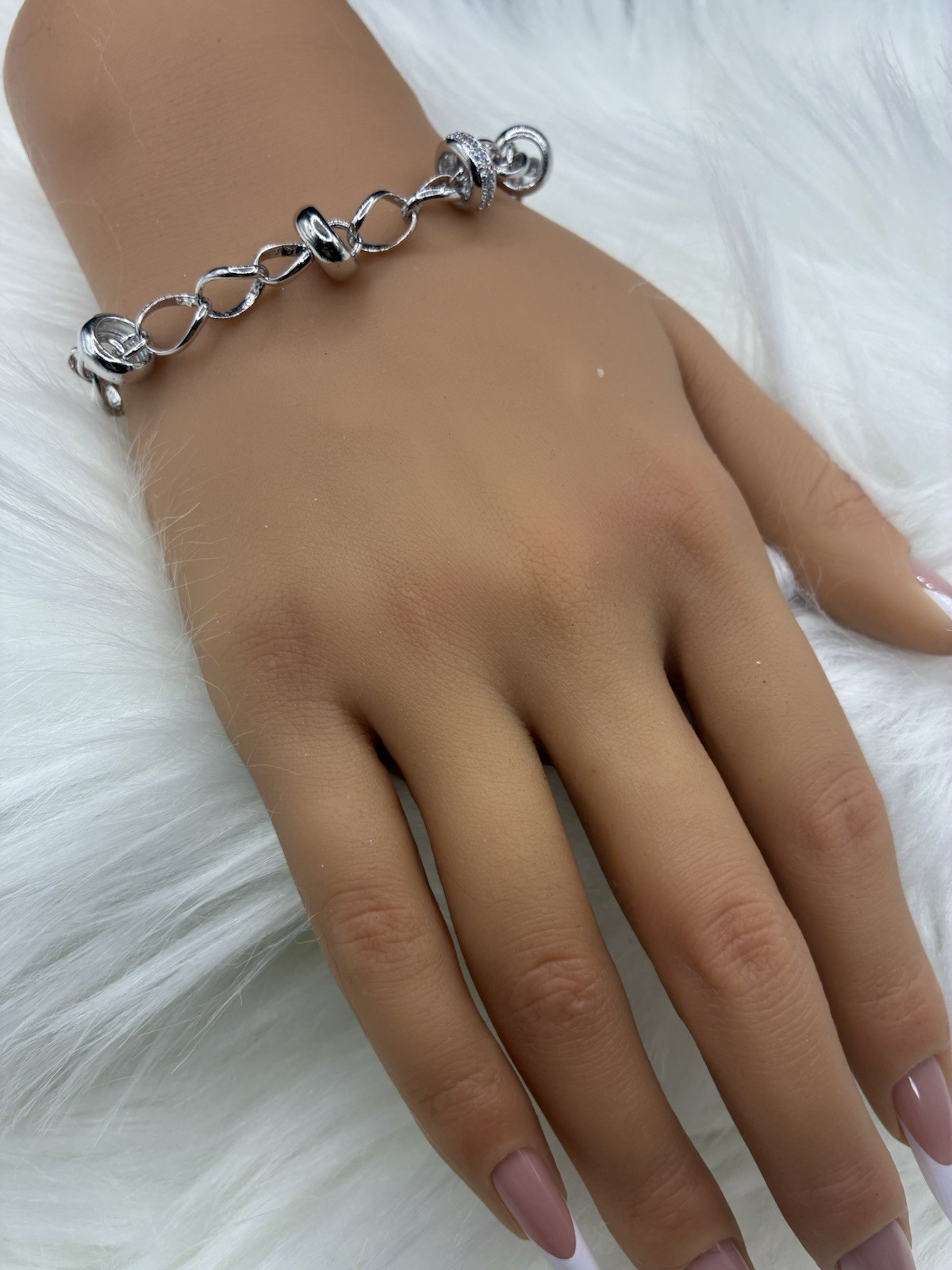 Silver tone alloy Linked Circle Bracelet – Women Jewelry 7 Inch