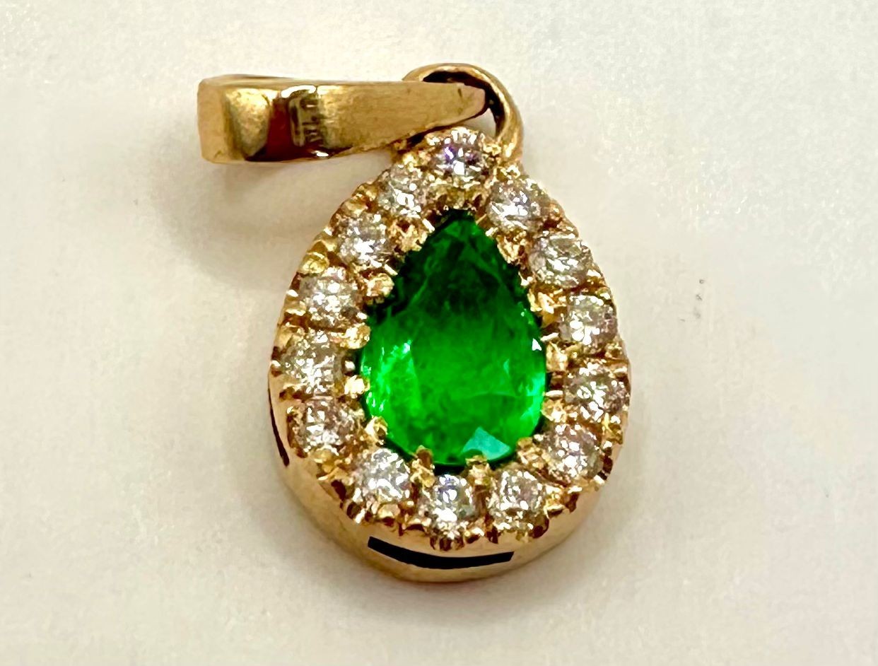 Exquisite Colombian Natural Emerald Pendant with Diamonds in 18KT Yellow Gold