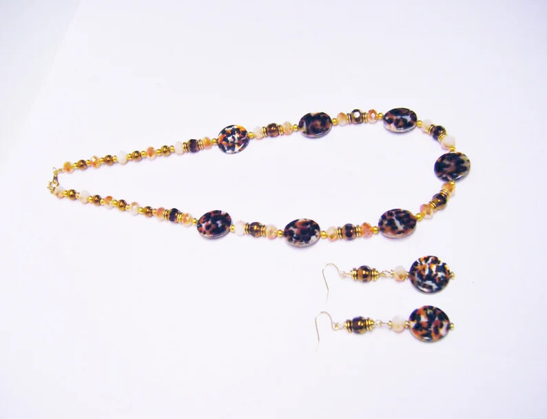 Black/Orange/White Cheetah Print Pattern Shell w/Gold/Brown Faceted Bead N/B/E