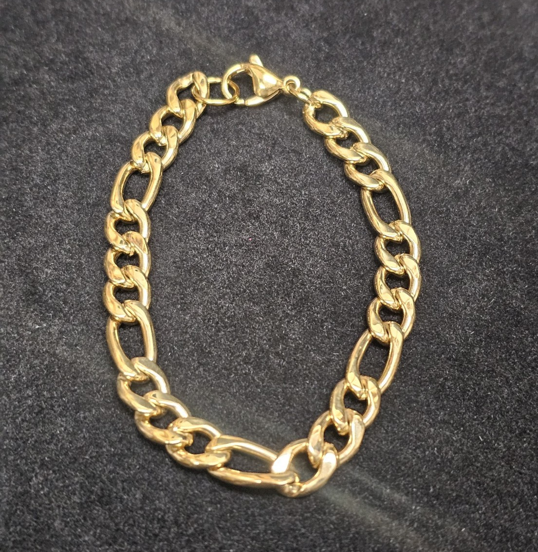 Gold Tone Figaro Link Chain Bracelet with Lobster Clasp, Stainlesssteel 7″