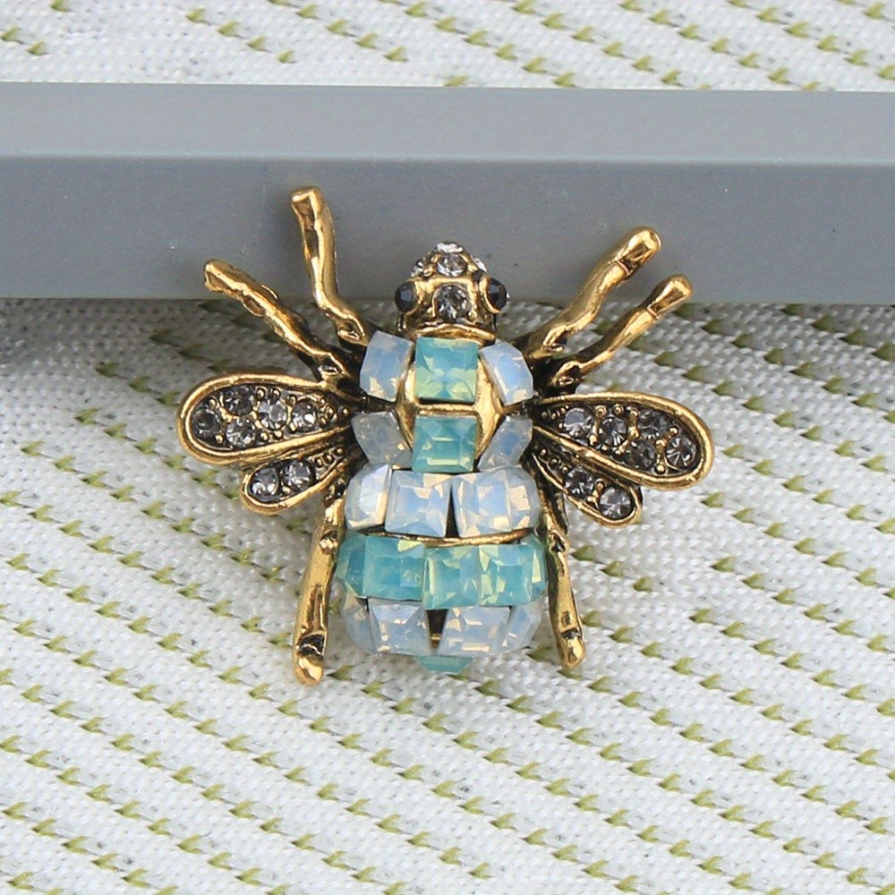 Chic Vintage Bee Brooch with Sparkling Rhinestones Zinc Alloy Animal Pin Women