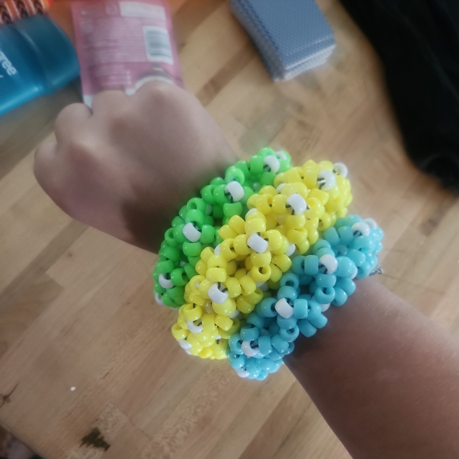 Rotating Kandi cuffs with elastic string