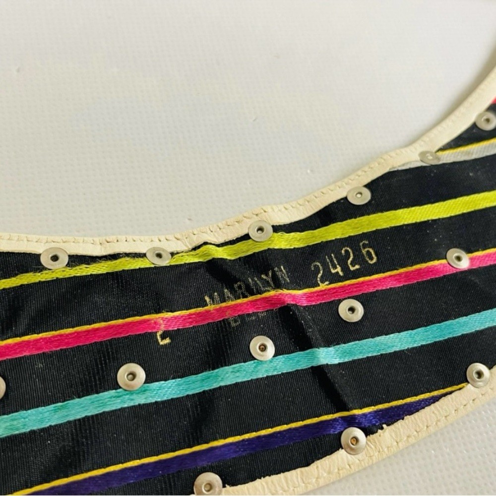 Source Unknown Cream Collar with Elegant Design