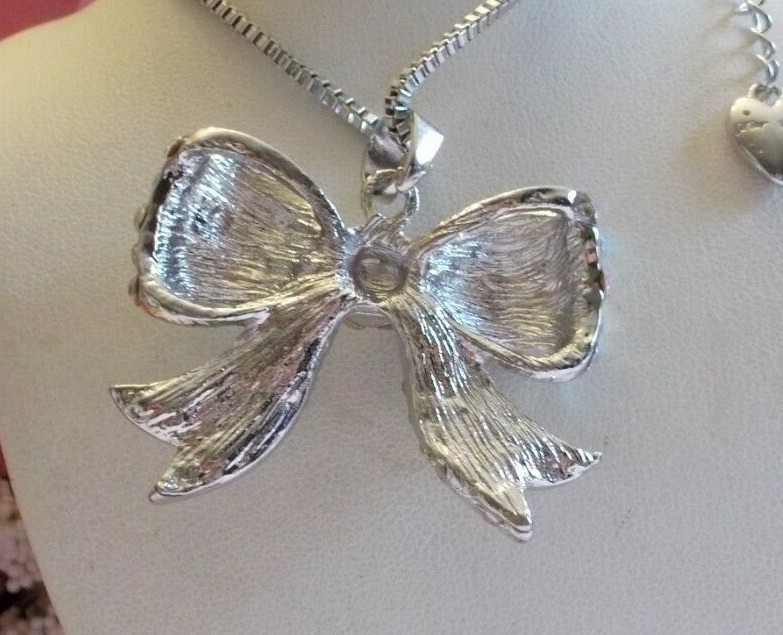 BETSEY JOHNSON BEAUTIFUL CLEAR CRYSTAL BOW TIE SILVER TONE PENDANT NECKLACE
