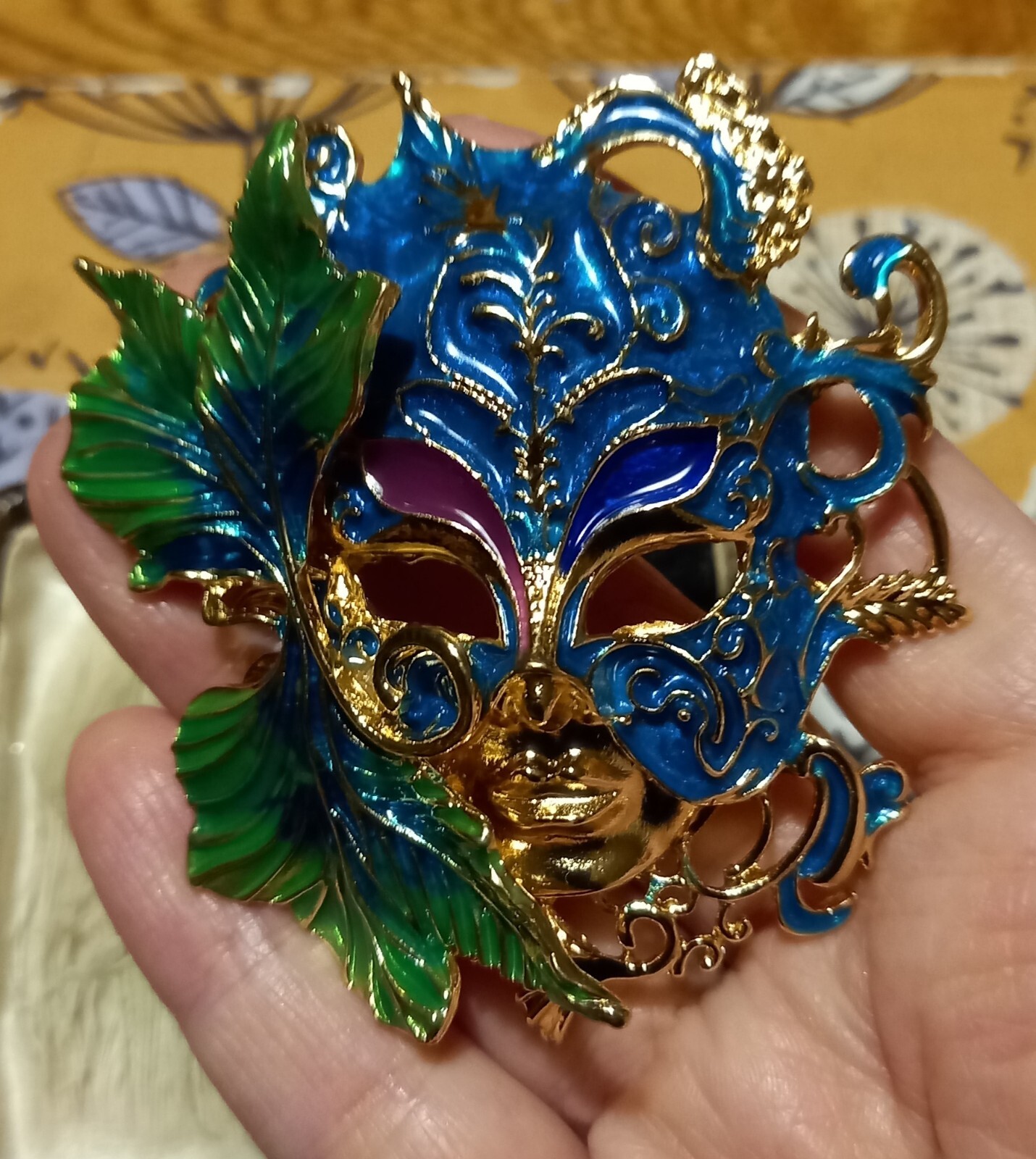 VINTAGE STYLE LARGE BIG GOLDTONE ENAMEL VENETIAN MASK BROOCH GLAM SPECTACULAR