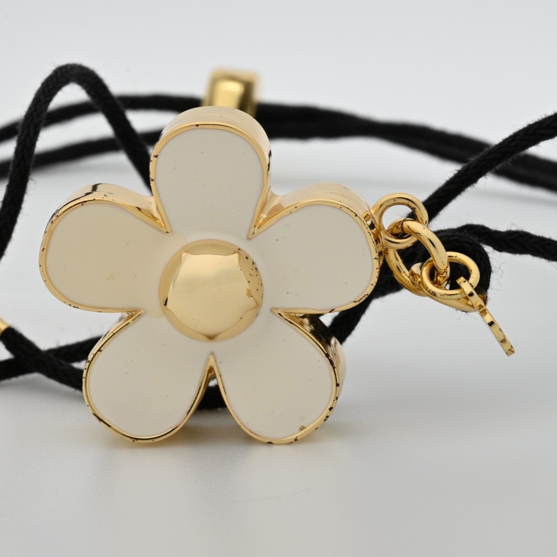 Marc Jacobs Daisy Solid Perfume Necklace White Enamel Flower Gold Pouch Charm