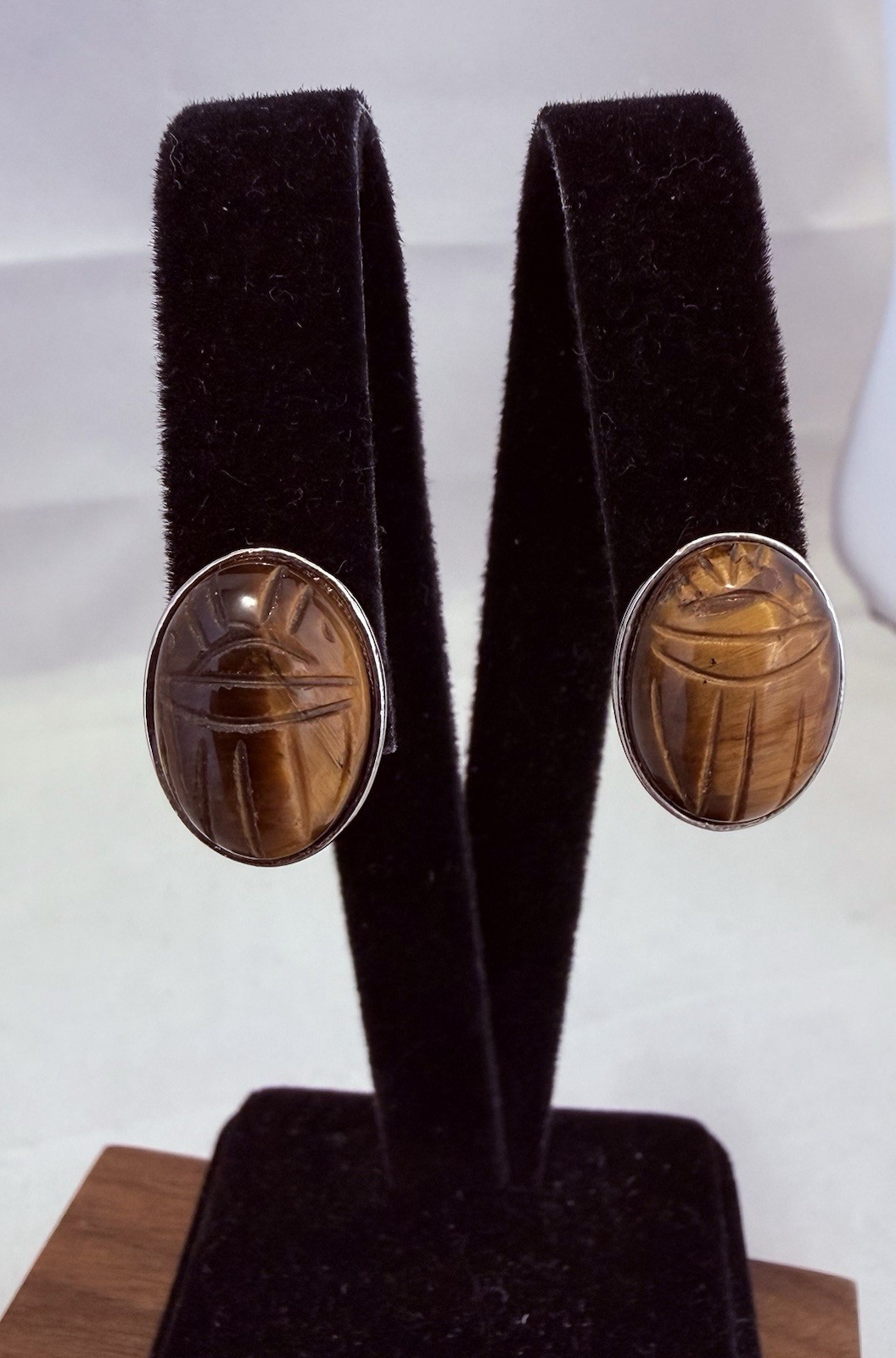 Vintage Carved SCARAB BEETLE Tigers Eye 3/4″ x 5/8″ Stud Pierced Earrings