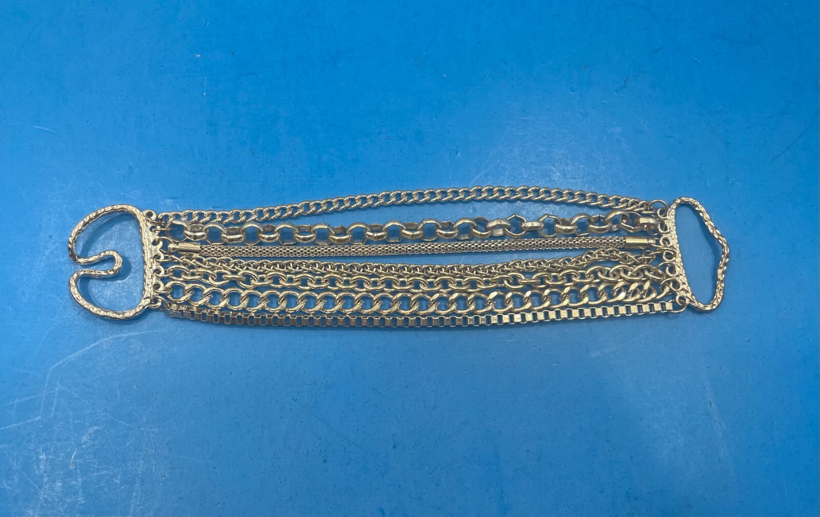 PRE-OWNED Hook Bracelet in Silver Color with Beautiful Detail