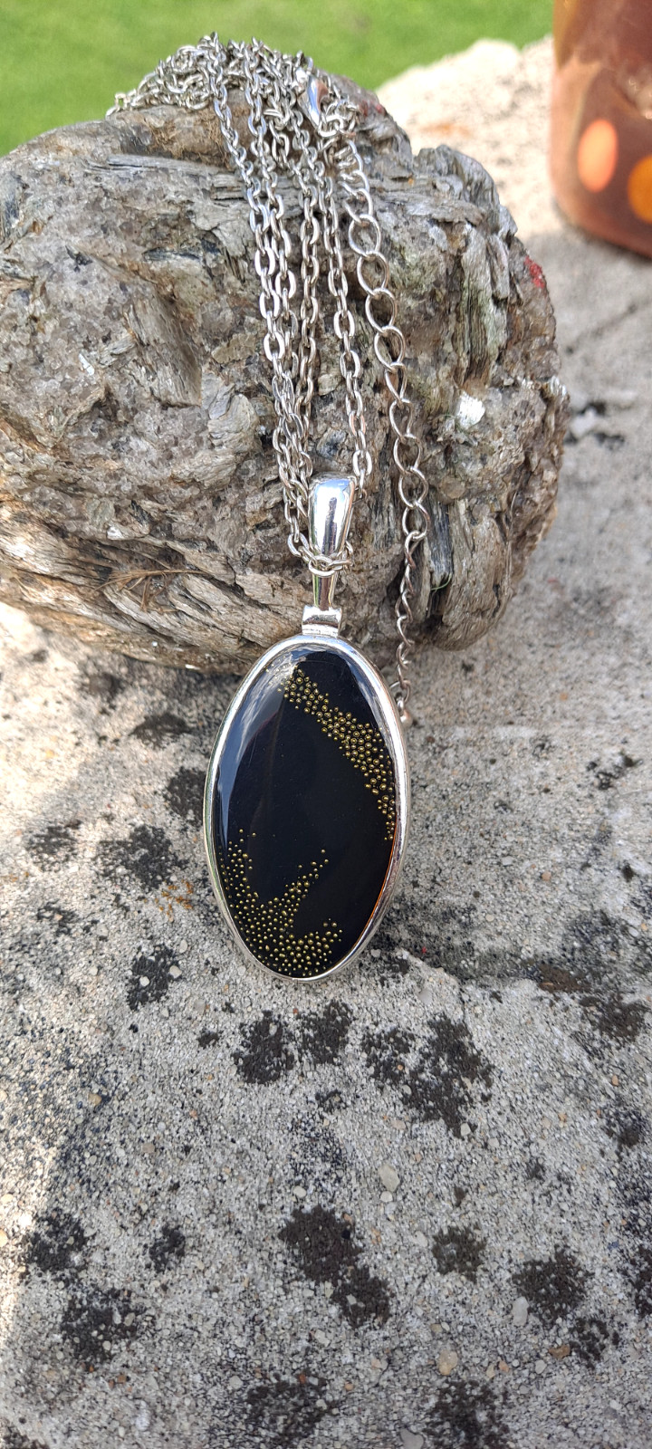 Kenneth Cole Pendant Necklace Silver Tone 18″ Black & Gold Speckled Statement