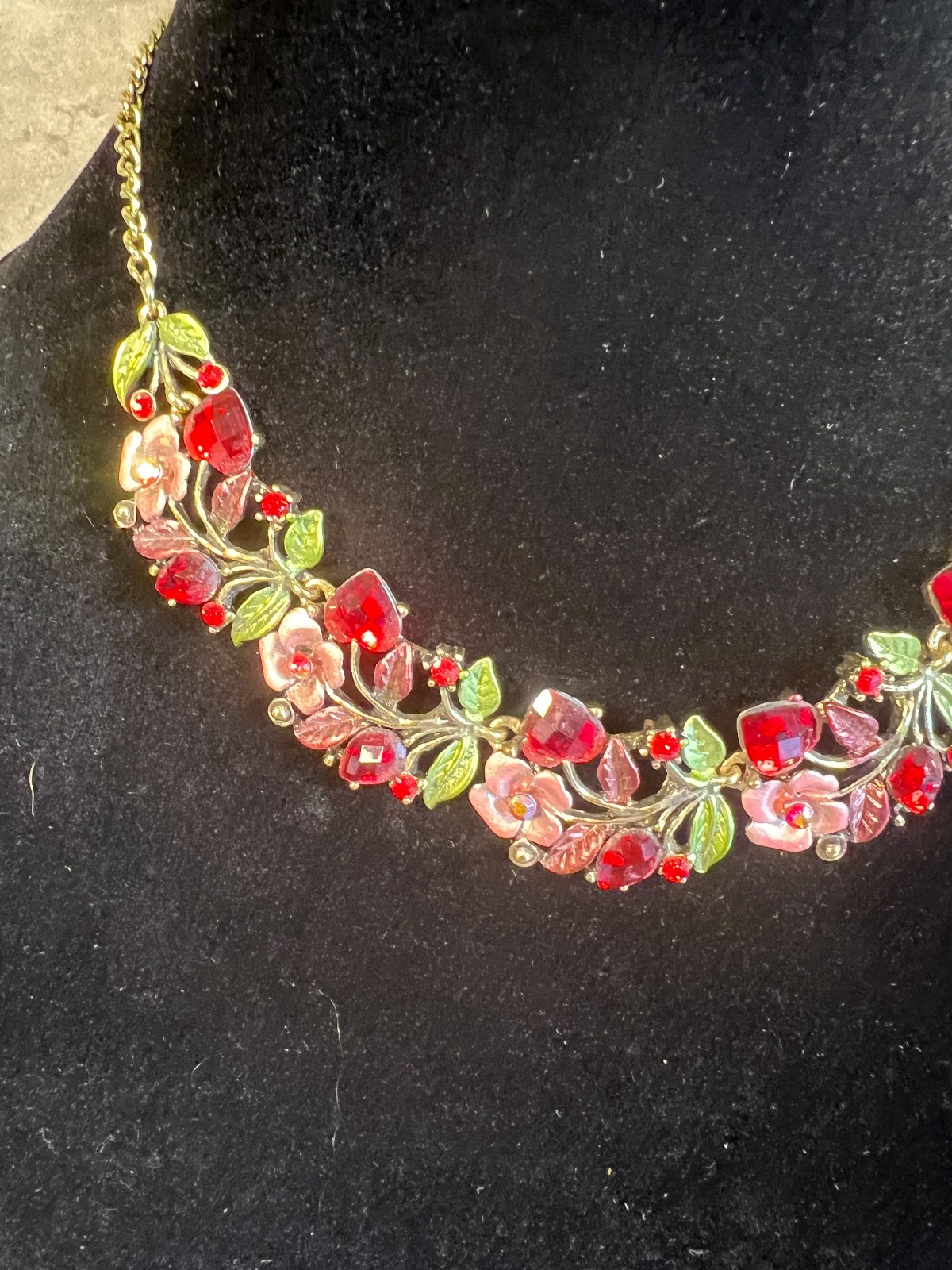 Flower Fashion Necklace Elegant Hearts and Flowers Crystal Red Green 16″ 3″Ex