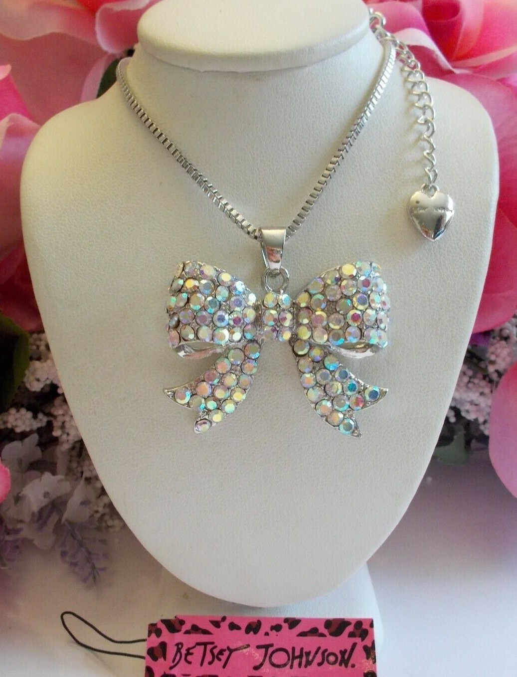 BETSEY JOHNSON BEAUTIFUL CLEAR CRYSTAL BOW TIE SILVER TONE PENDANT NECKLACE