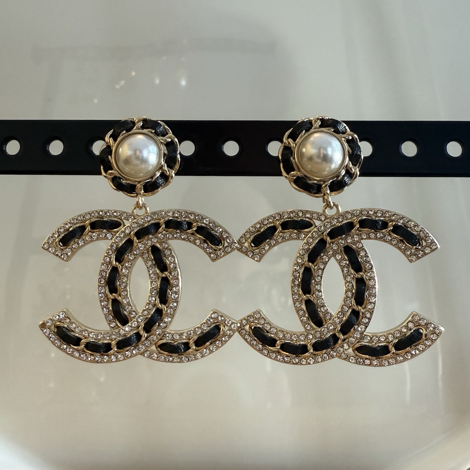 CHANEL CC Logos Round Leather Dangle Pearl Earrings Gold Tone Auth w/Box