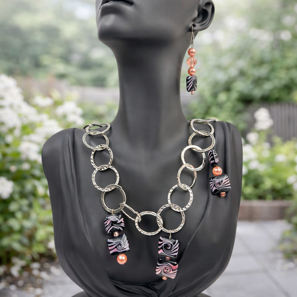 Black Pink Swirl Glass Bead Necklace Earrings Set Hammered Silver Tone Chain 16″