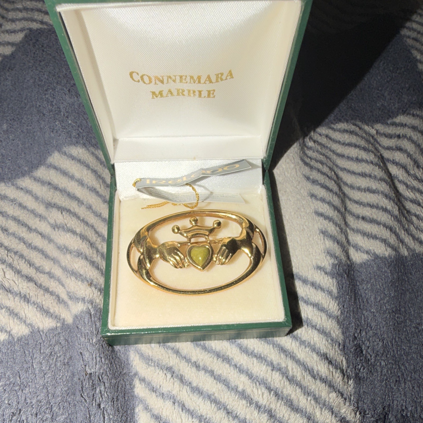 Gold Tone Claddagh Brooch Pin Green Heart Marble Stone Celtic Love & Hearts