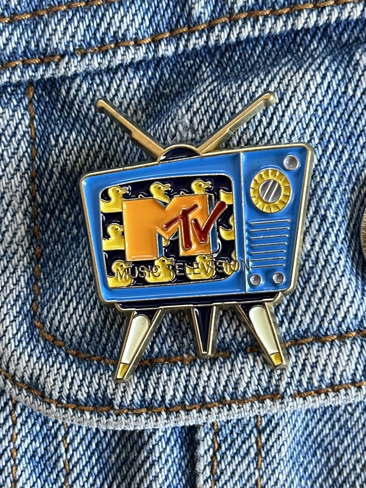 Retro Style Gold Plated MTV television Enamel Pin – Excellent Condition