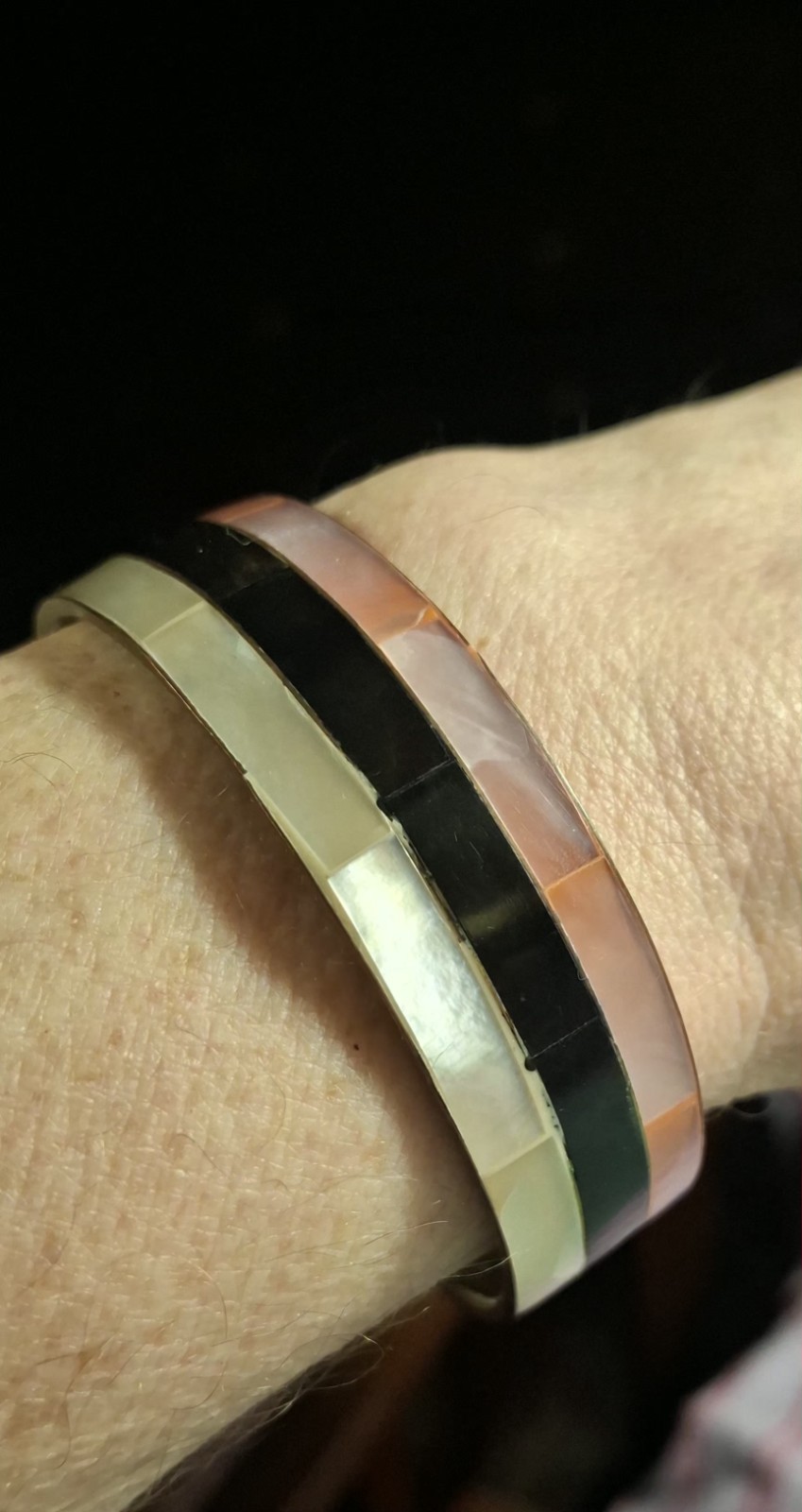 Pre-owned no brand white & pink MOP Inlay with black stripe brass bangle
