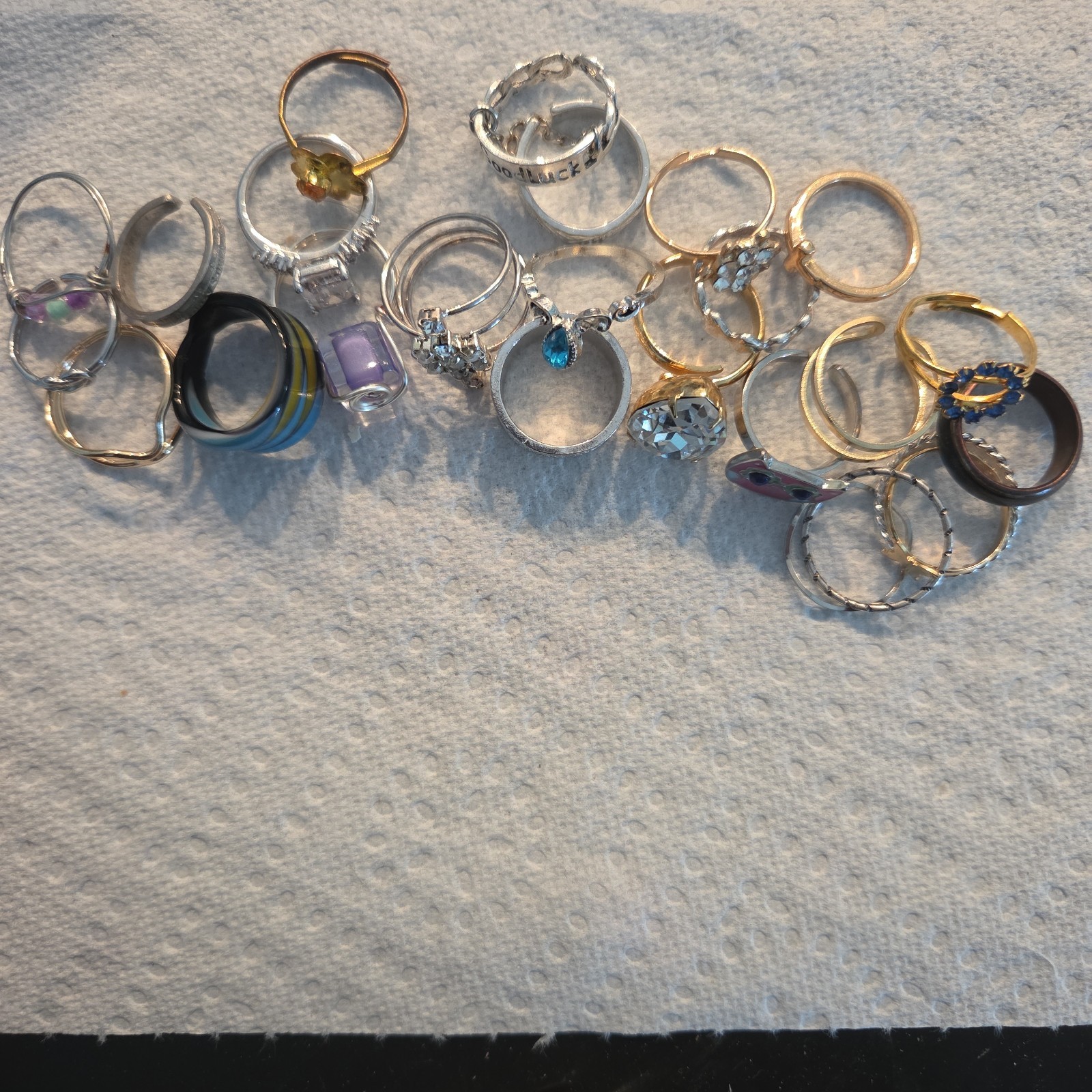 lot of 25 statement Rings. Mixed colors and models Ring sz 4/5
