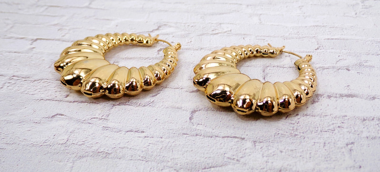 Large gold shrmp hoop earrings polished gold tone puffed ears 1.79″ x 1.68″ NEW