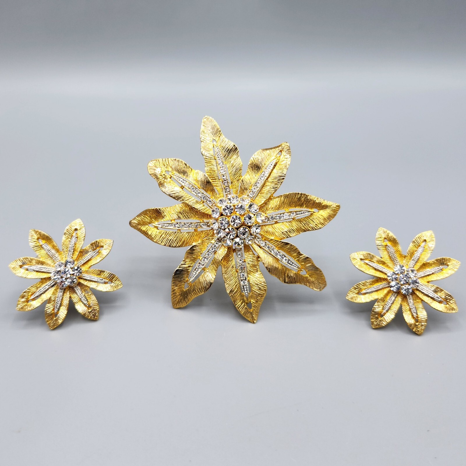 Unsigned Gold Tone Crystal Rhinestone Gold Flower Brooch & Clip Earrings