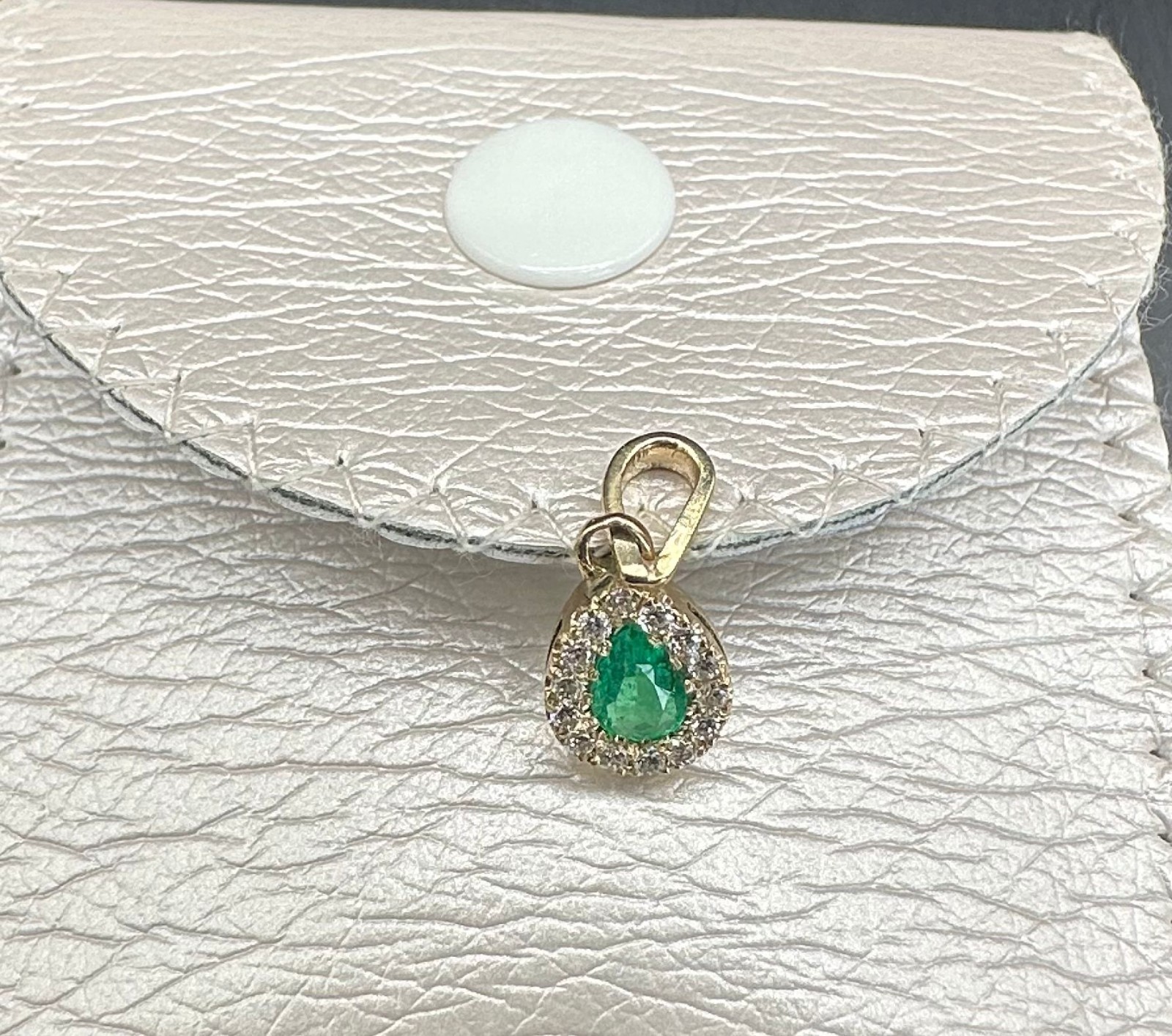 Exquisite Colombian Natural Emerald Pendant with Diamonds in 18KT Yellow Gold