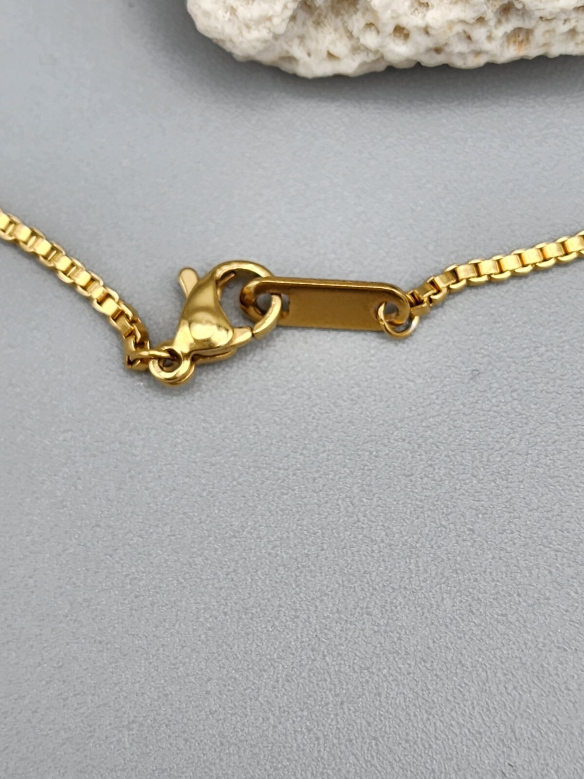 Gold Plated Script “Queen” Pendant Box Chain Necklace 7.4 Grams 22 in Long