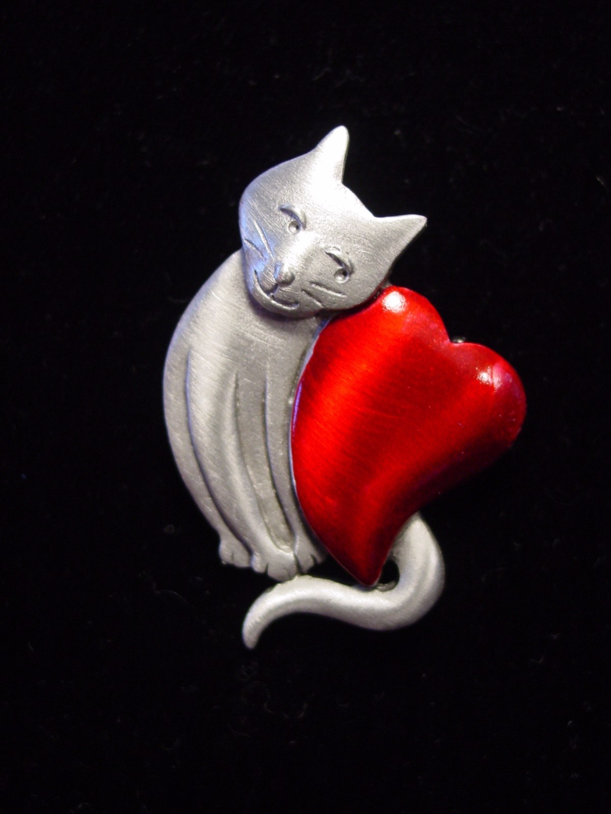 “JJ” Jonette Jewelry Silver Pewter “CAT with Large RED Heart” Pin