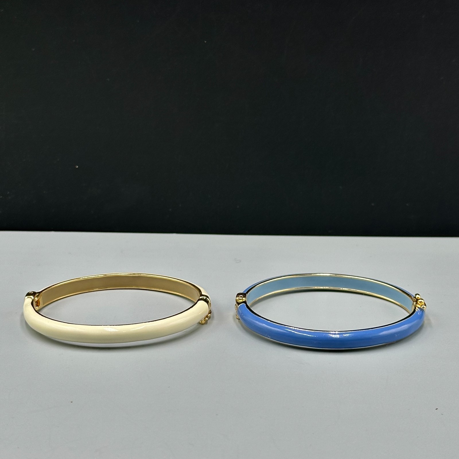 Hinged Bangle Bracelet Set Gold Tone Blue Ivory Enamel Smooth Finish 7.5 Inch