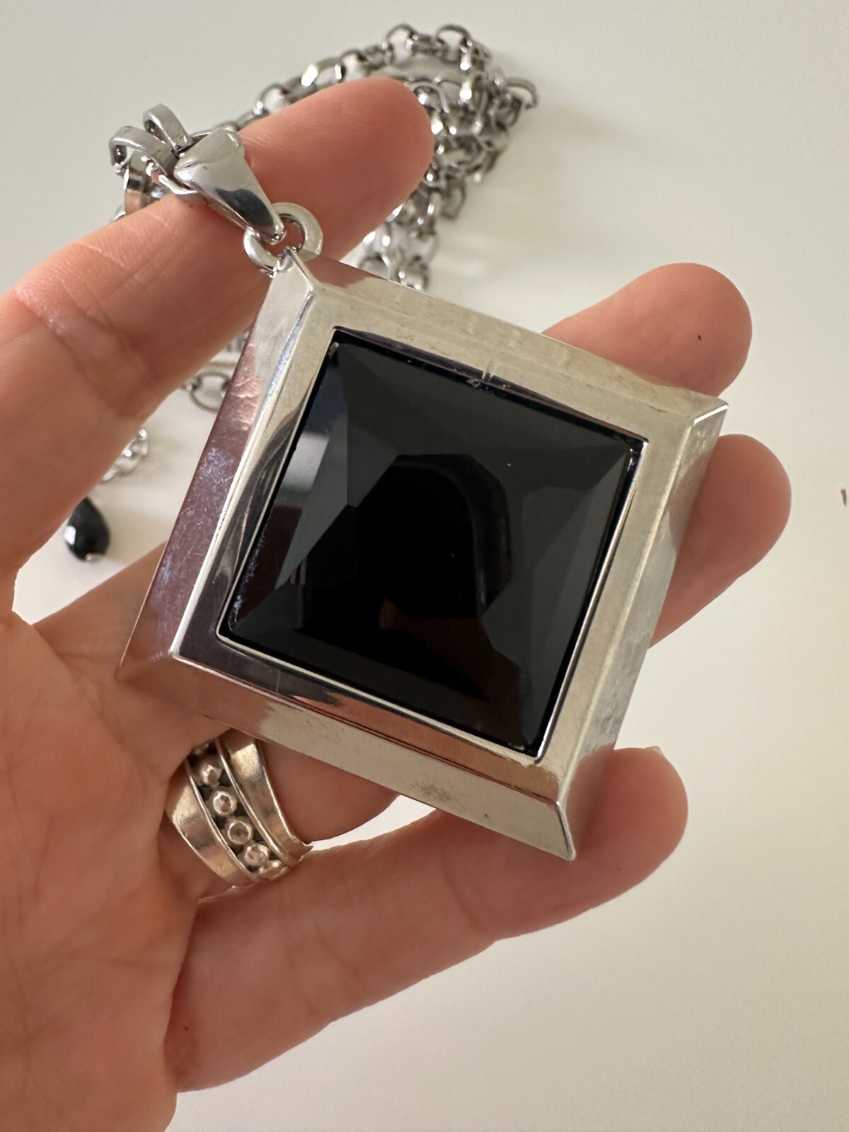 White House Black Market Necklace Black Pendant Silver Links Long 34-36″ tags