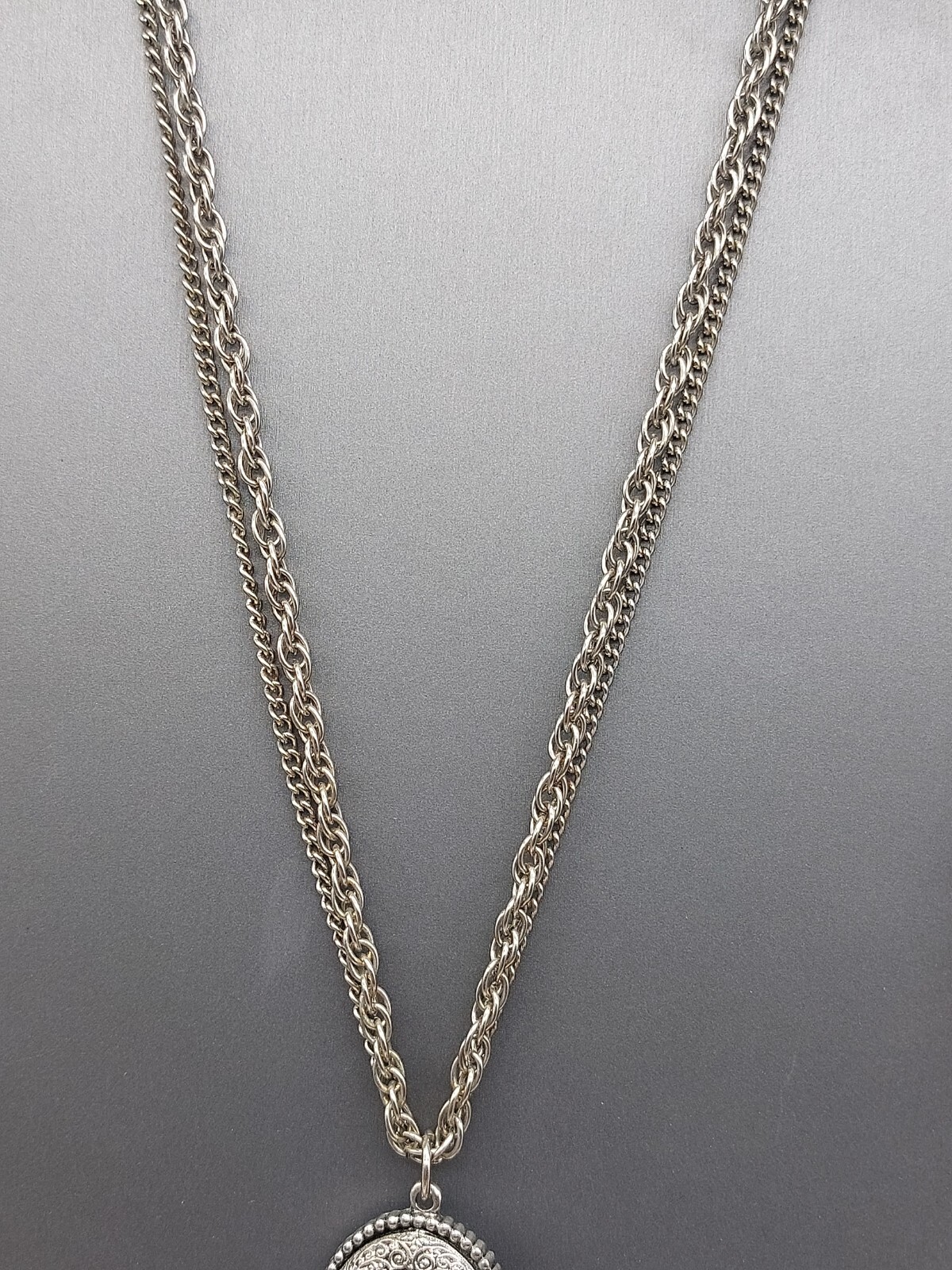 Beautiful Pendant Necklace Double Chain Silver Tone Oval Heavy Pendant 20″