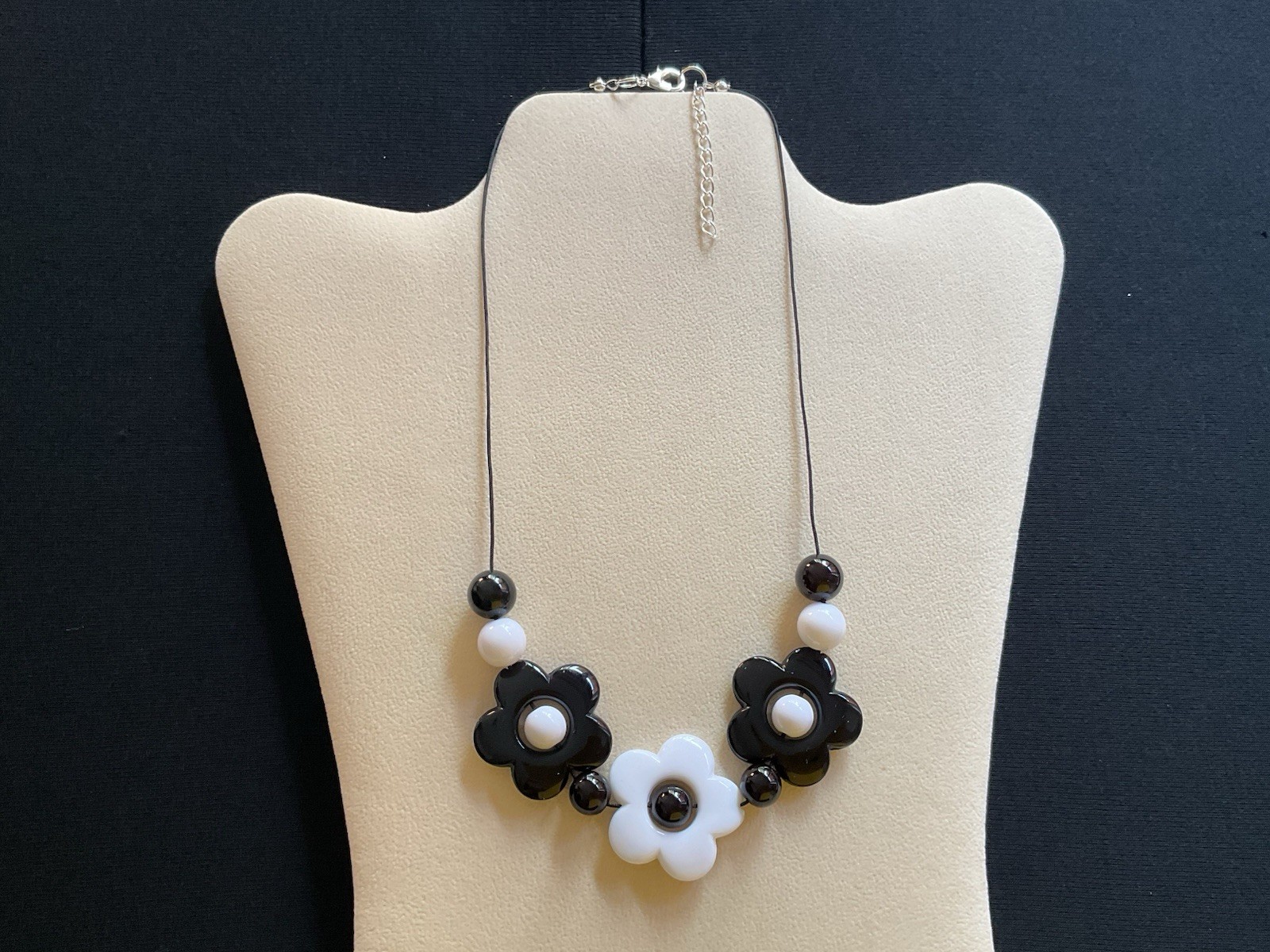Black And White Flowers Beads 60’s Style Adjustable Necklace
