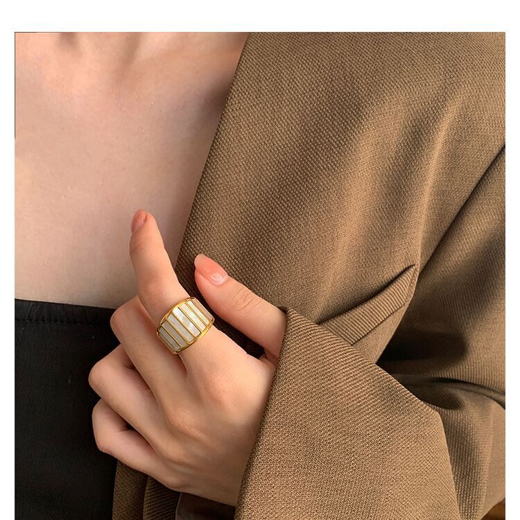 Fashion Woman 18k Gold Plated Stainless Steel Mother of Pearl Band Ring