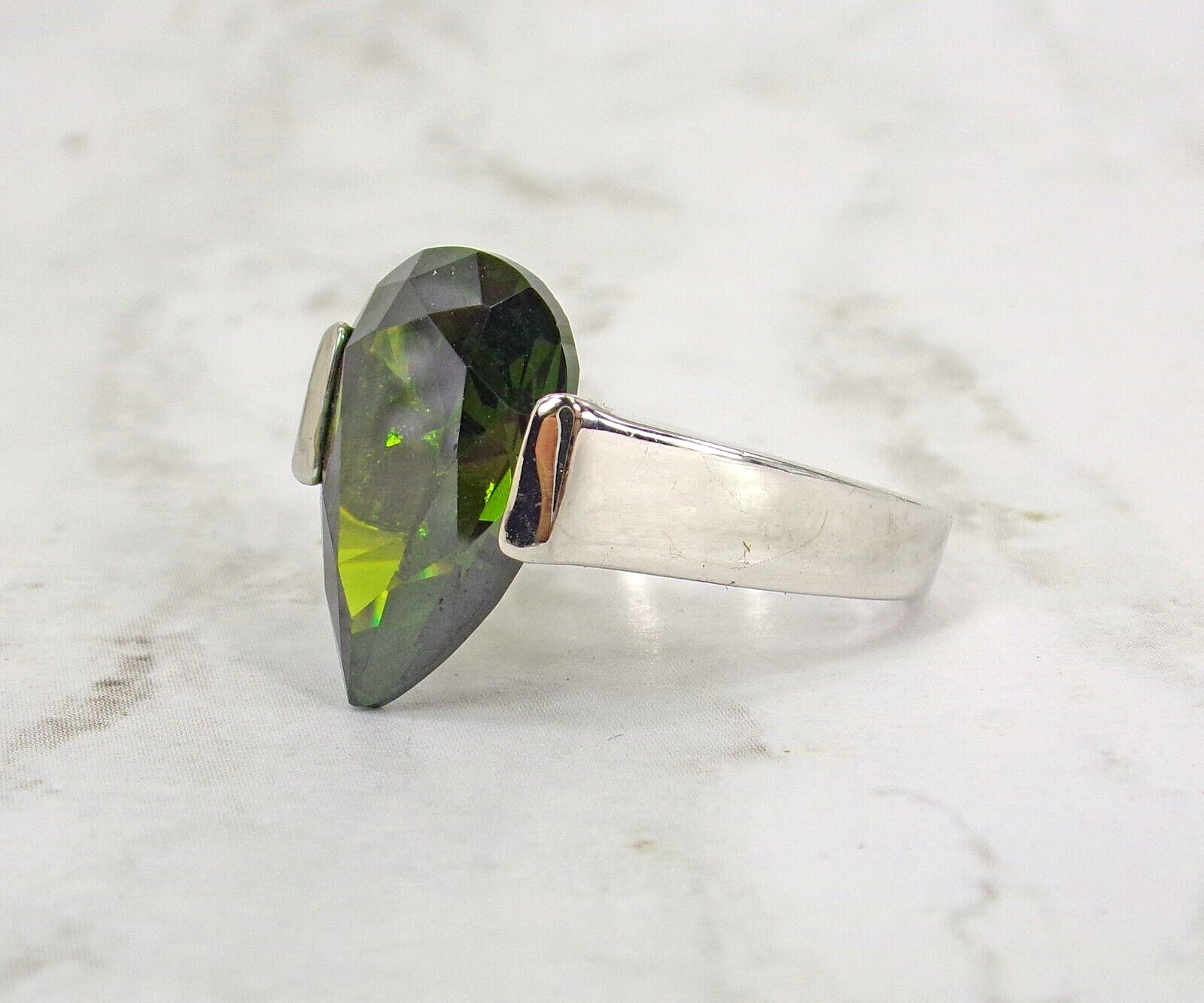 Green teardrop cubic zirconia stone ring in a silver setting Size 7 New