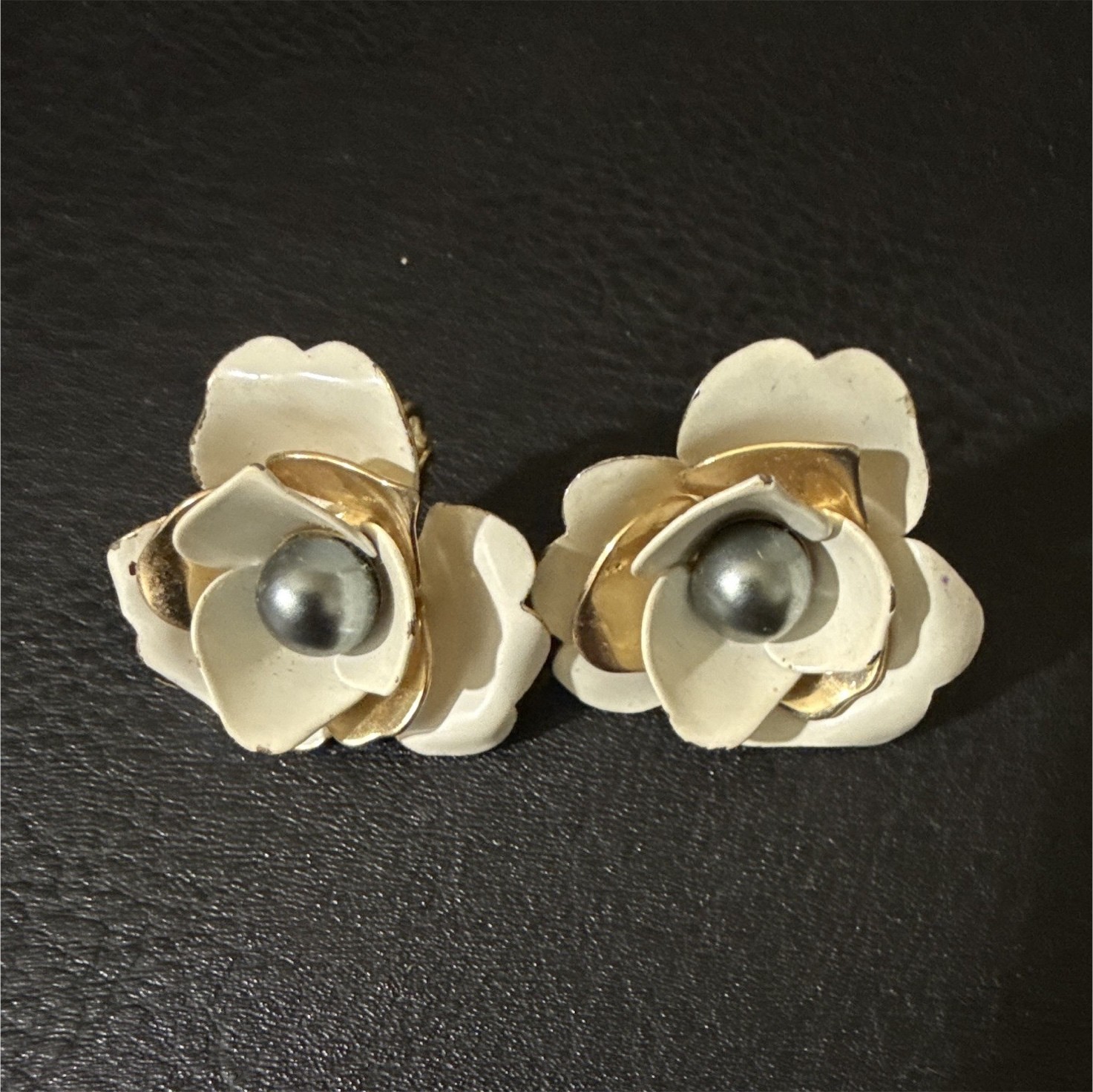 Gold Tone White Flower Clip-On Earrings Gray Imitation Pearl Round Center