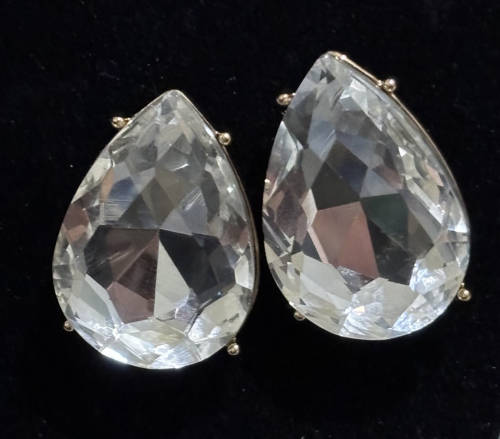 🟢 Macy’s Pear‑Shaped Crystal Earrings – Brand New (No Tag) – Gold‑Tone Posts