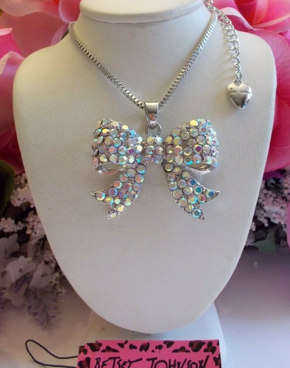 BETSEY JOHNSON BEAUTIFUL CLEAR CRYSTAL BOW TIE SILVER TONE PENDANT NECKLACE