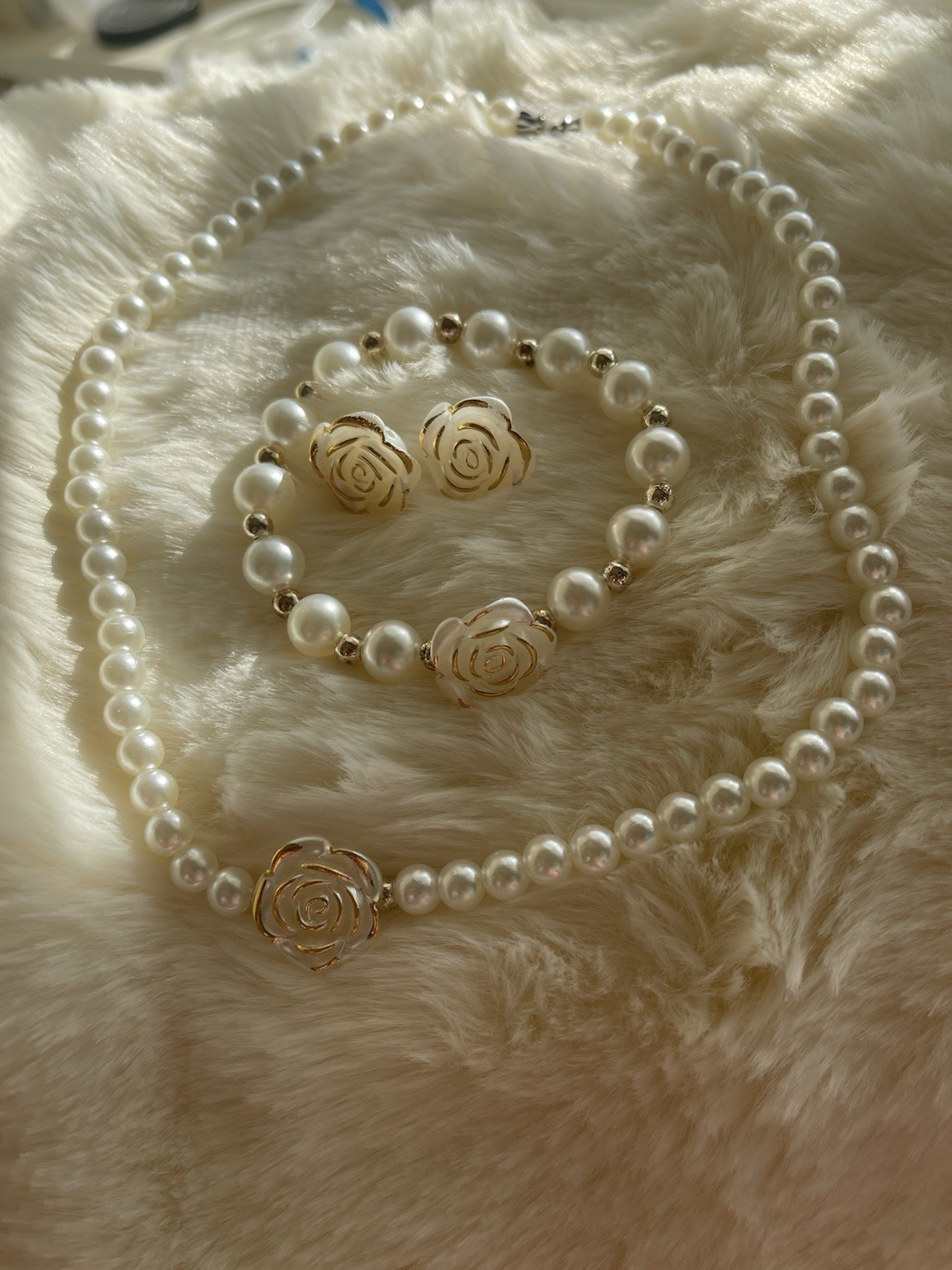Elegant Pearl & Gold Rose Jewelry Set – Necklace, Bracelet and Earrings