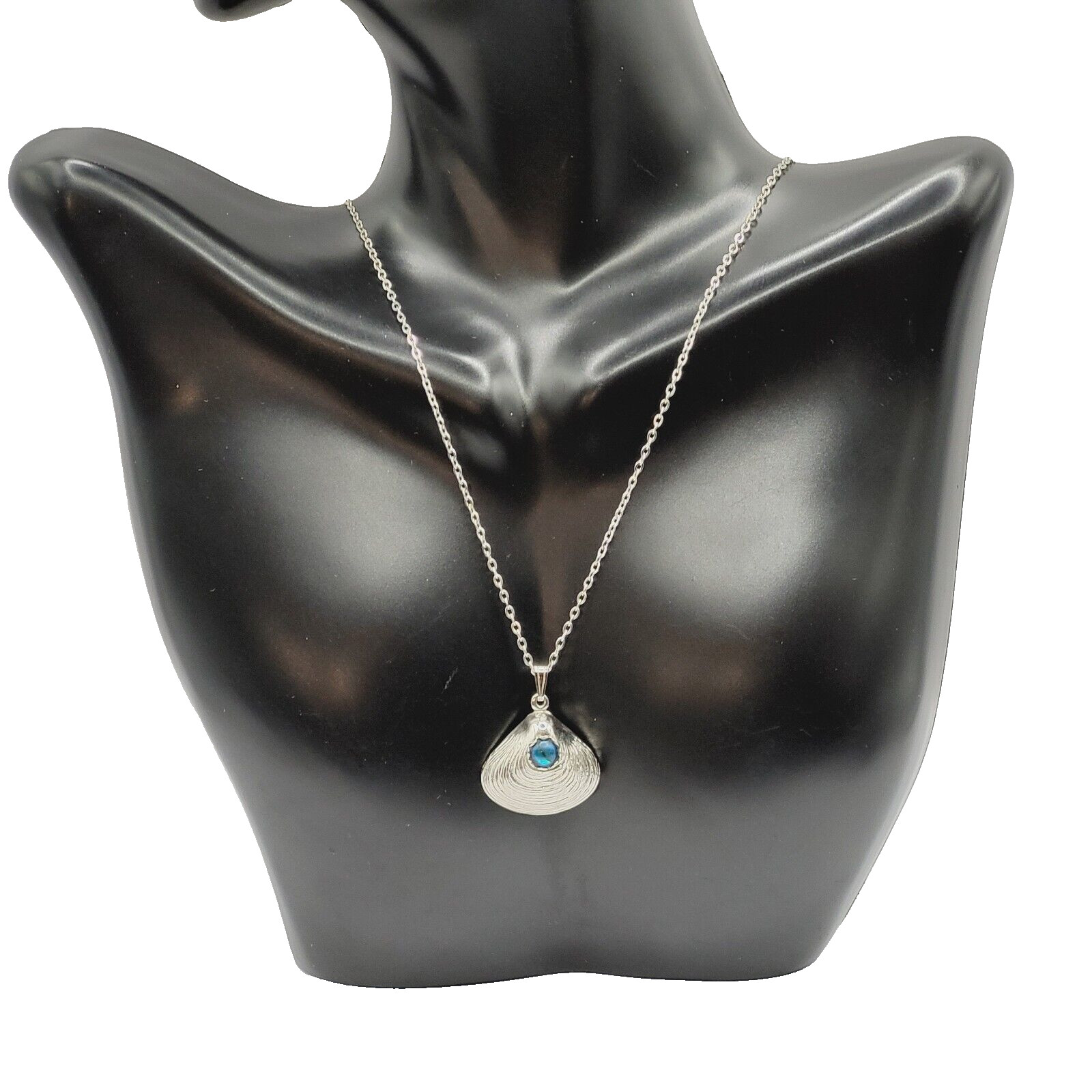 Clam Shell with Blue Stone Center Silver Tone Pendant Necklace Lake Ocean Vibe