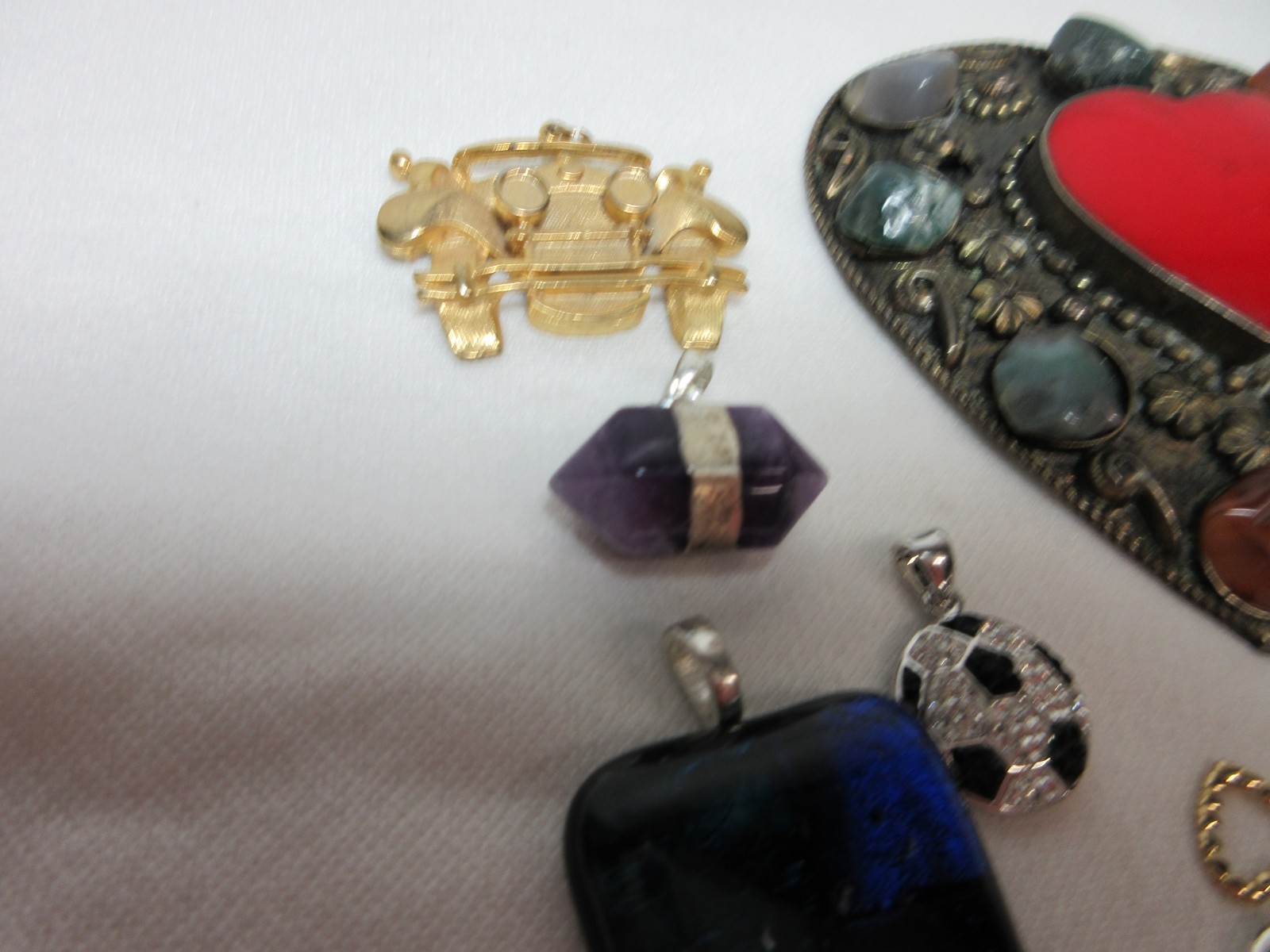LOT OF NECKLACE PENDANTS VINTAGE TO NOW ART GLASS MIXED METALS SEAL #90