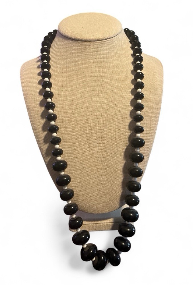 Traditional Hawaiian Polished Kukui Nut Lei Necklace – Black & White