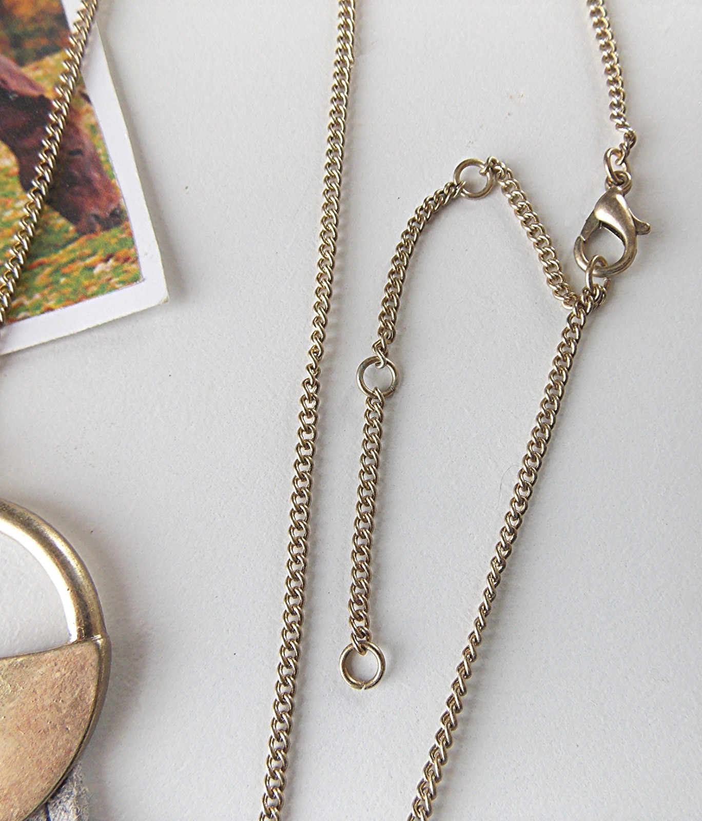 GOLD TONE WESTERN STYLE ADJUSTABLE LENGTH 28″ to 31″ GRAY FRINGE TASSLE NECKLACE