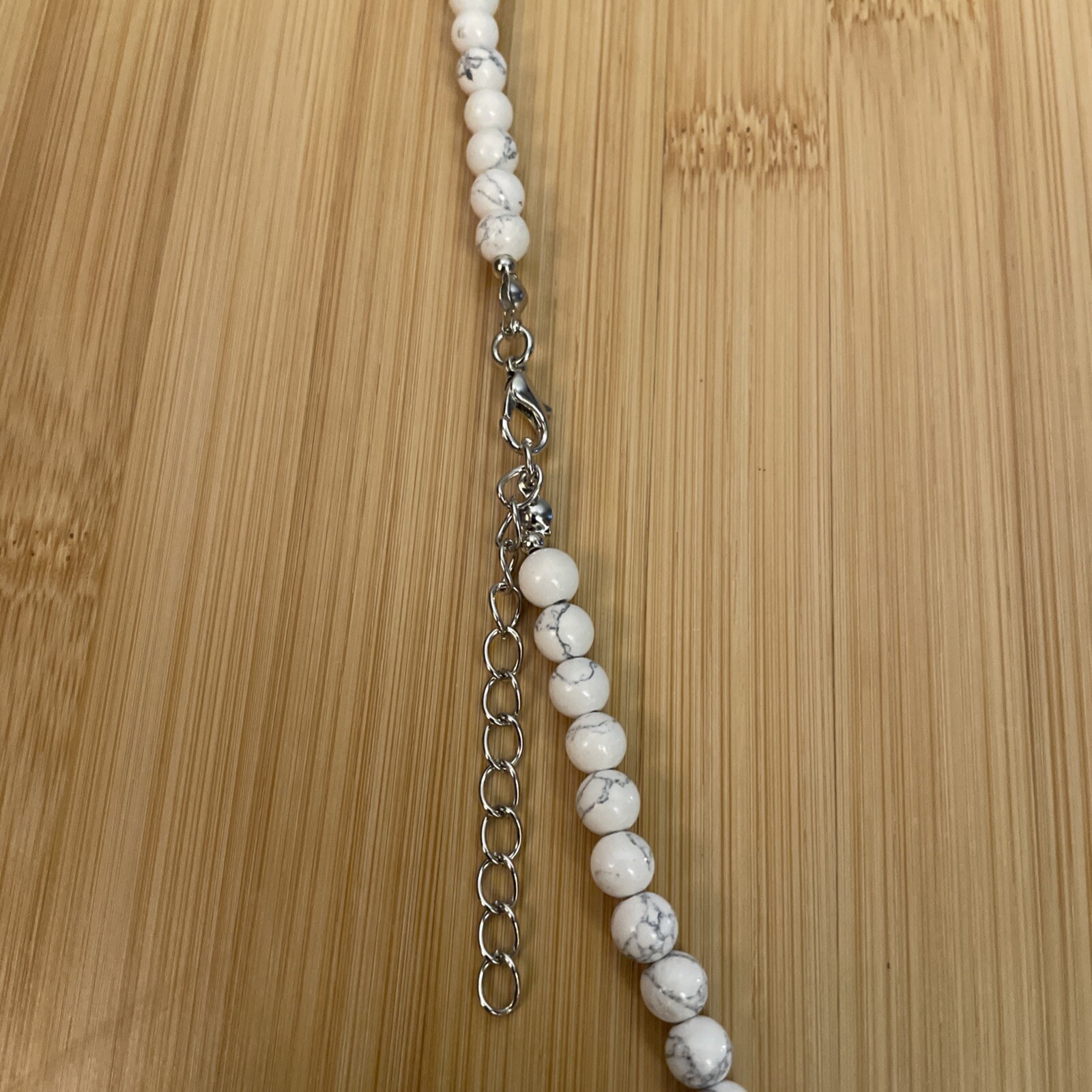 CONSTITUTED white HOWLITE NECKLACE- 18″ TO 20″ -SILVERTONE
