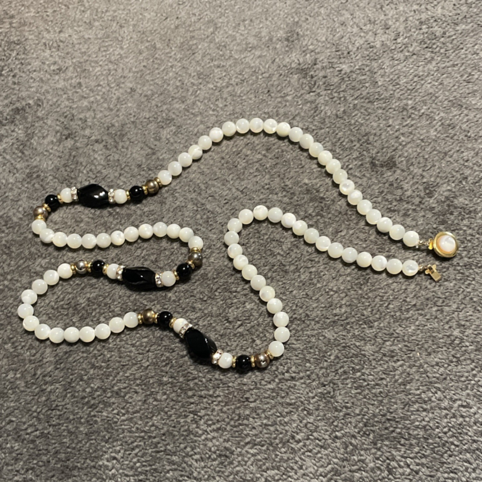 Beaded Pearl & Black Onyx Necklace Push Lock Closure Gold Tone Round White Beads