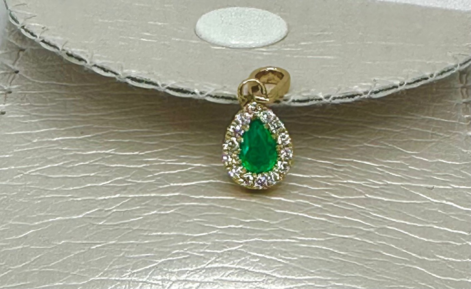 Exquisite Colombian Natural Emerald Pendant with Diamonds in 18KT Yellow Gold