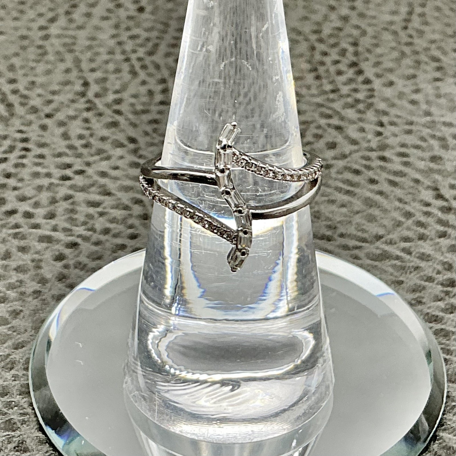 Ring Size 7 Silver Tone Clear Crystal Baguette Crisscross Split Shank Womens