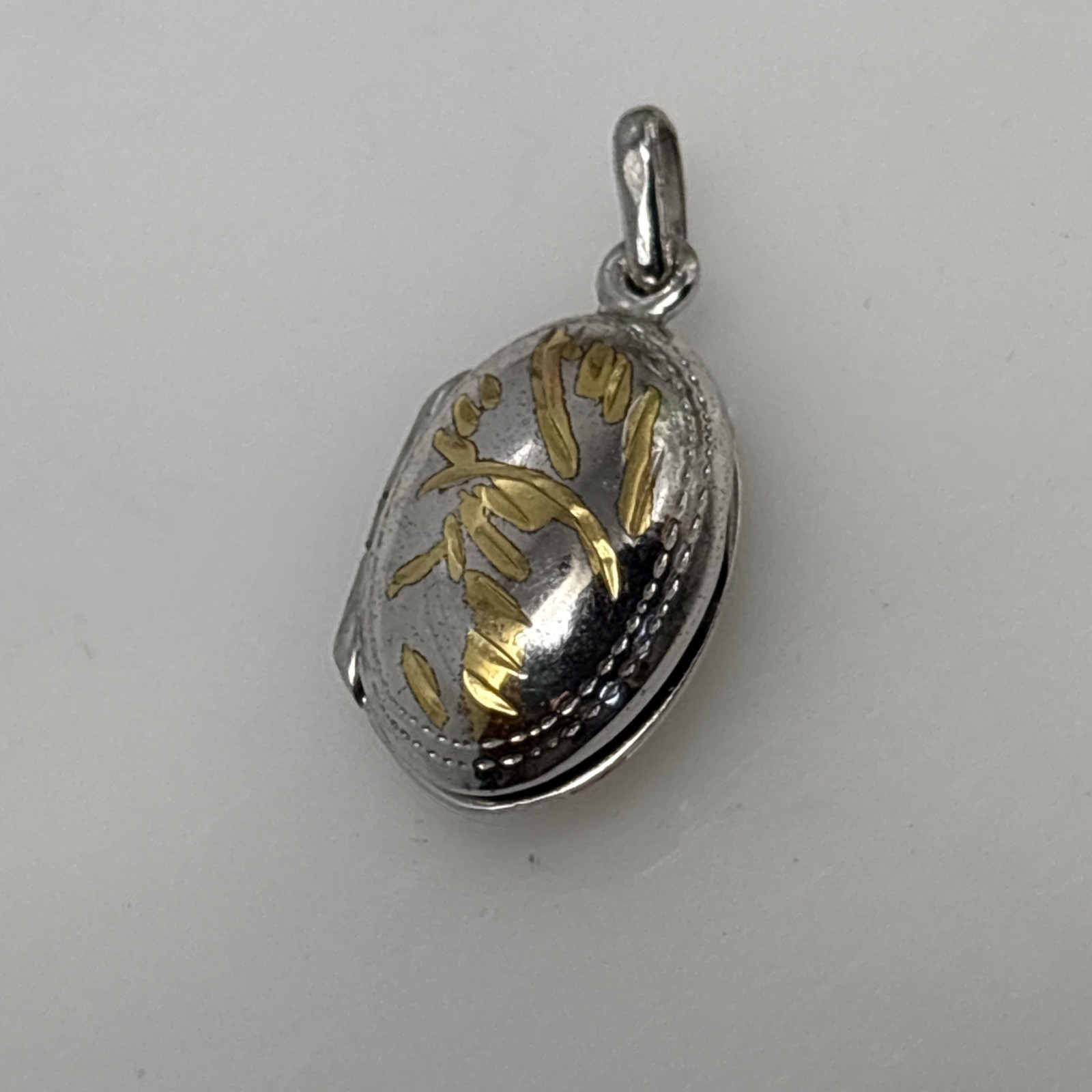 VINTAGE SILVER OVAL PHOTO ETCHED w/FLOWERS LOCKET PENDANT 25x12mm 4F