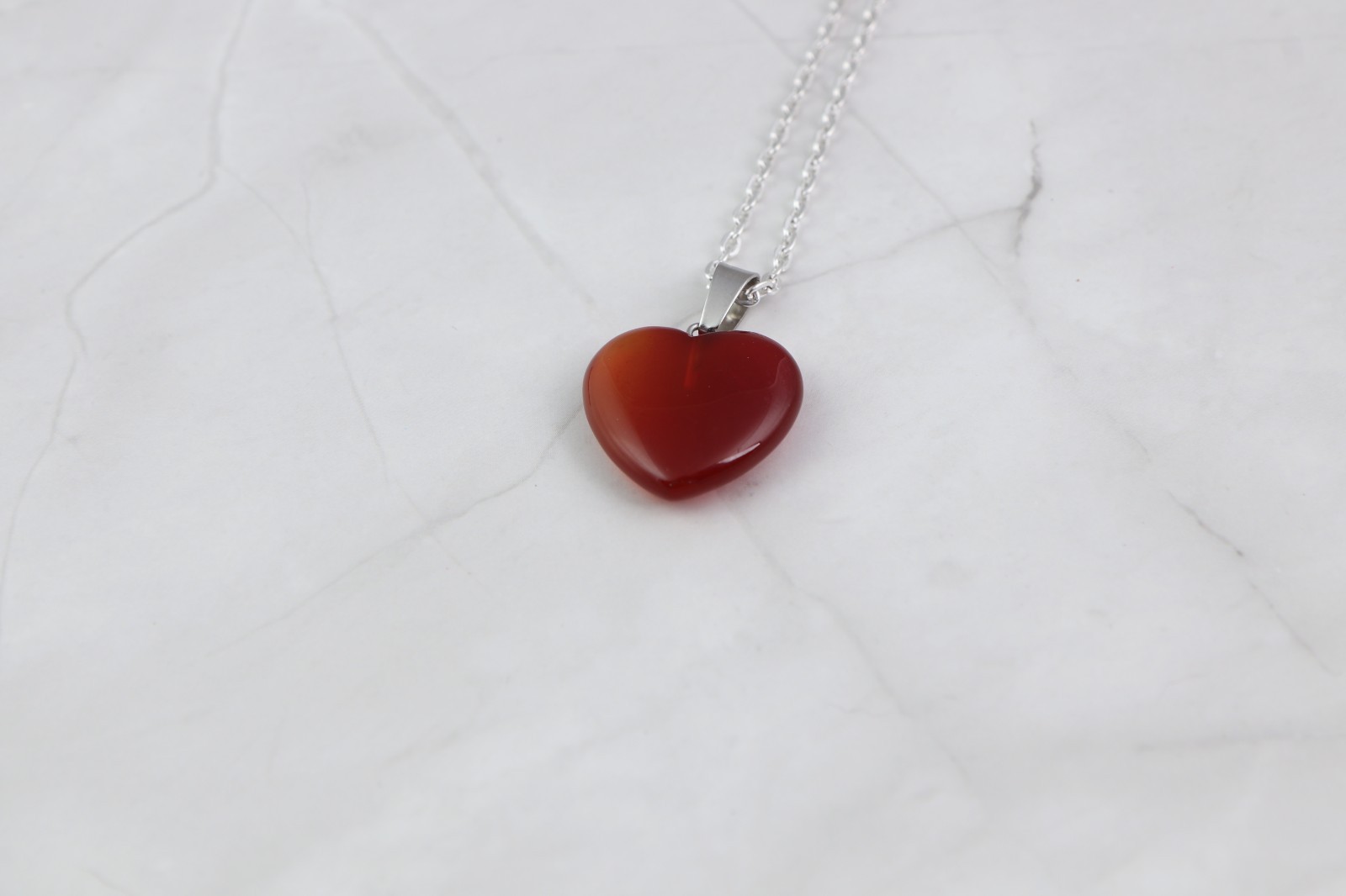 Cadena Con Corazon De Ágata Roja Y Acero Inoxidable Chapada En Plata