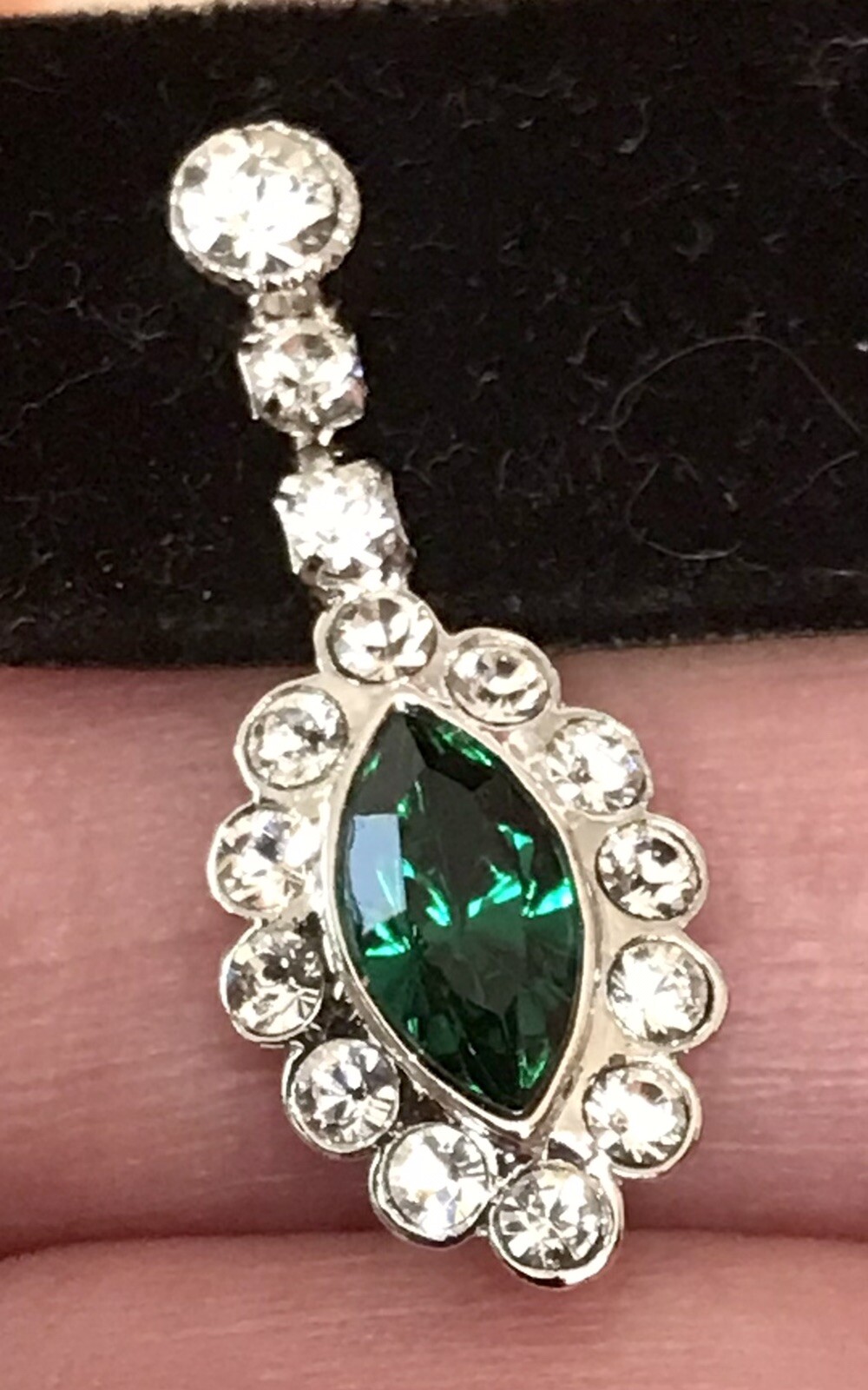 ANNALEECE BY DEVRIES, FASHION DROP EARRINGS, SWAROVSKI CRYSTAL W/GREEN CENTER!