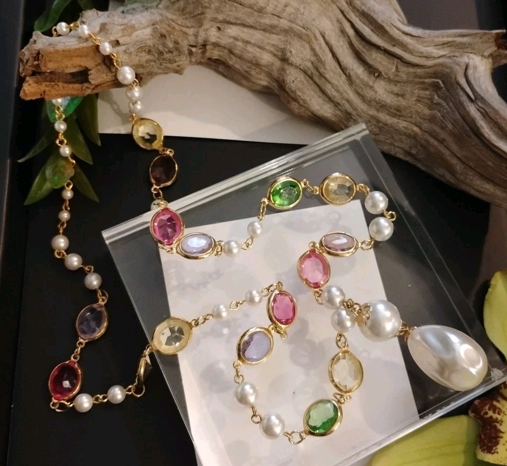 Pretty CATHE(?) Gold Plated Bezel Set Glass Gems w/Faux Pearl 26″ Necklace!