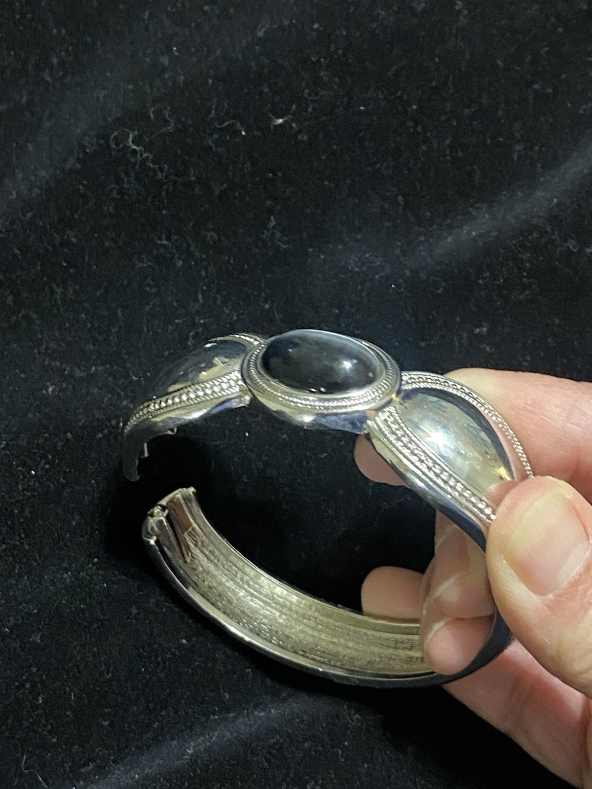 Silver Tone Hinged Bracelet Black Cat’s Eye Design